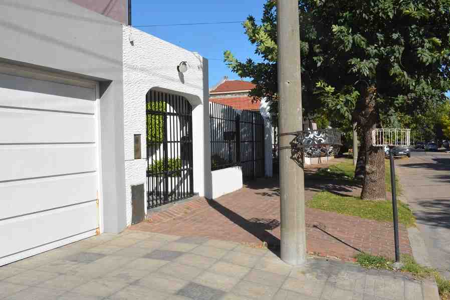 Importante, destacada en pleno centro de Campana !!!