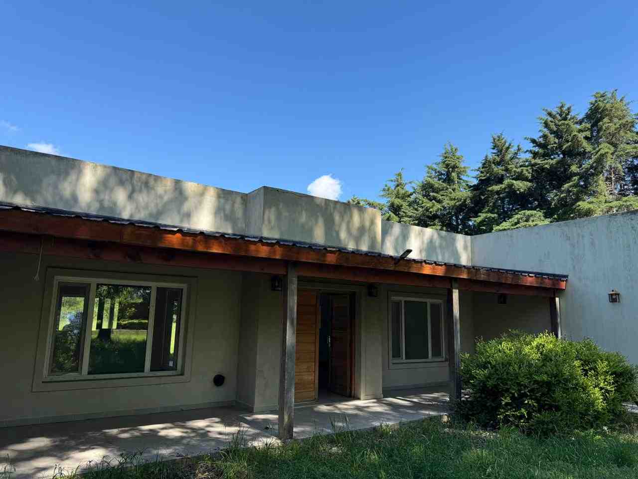 Visita esta casa en venta en el Barrio El Solar de Capilla partido de Exaltación de la Cruz