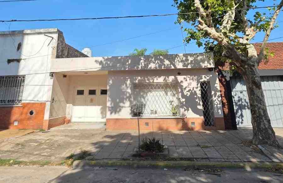 Casa con terreno en pleno centro a la venta.
