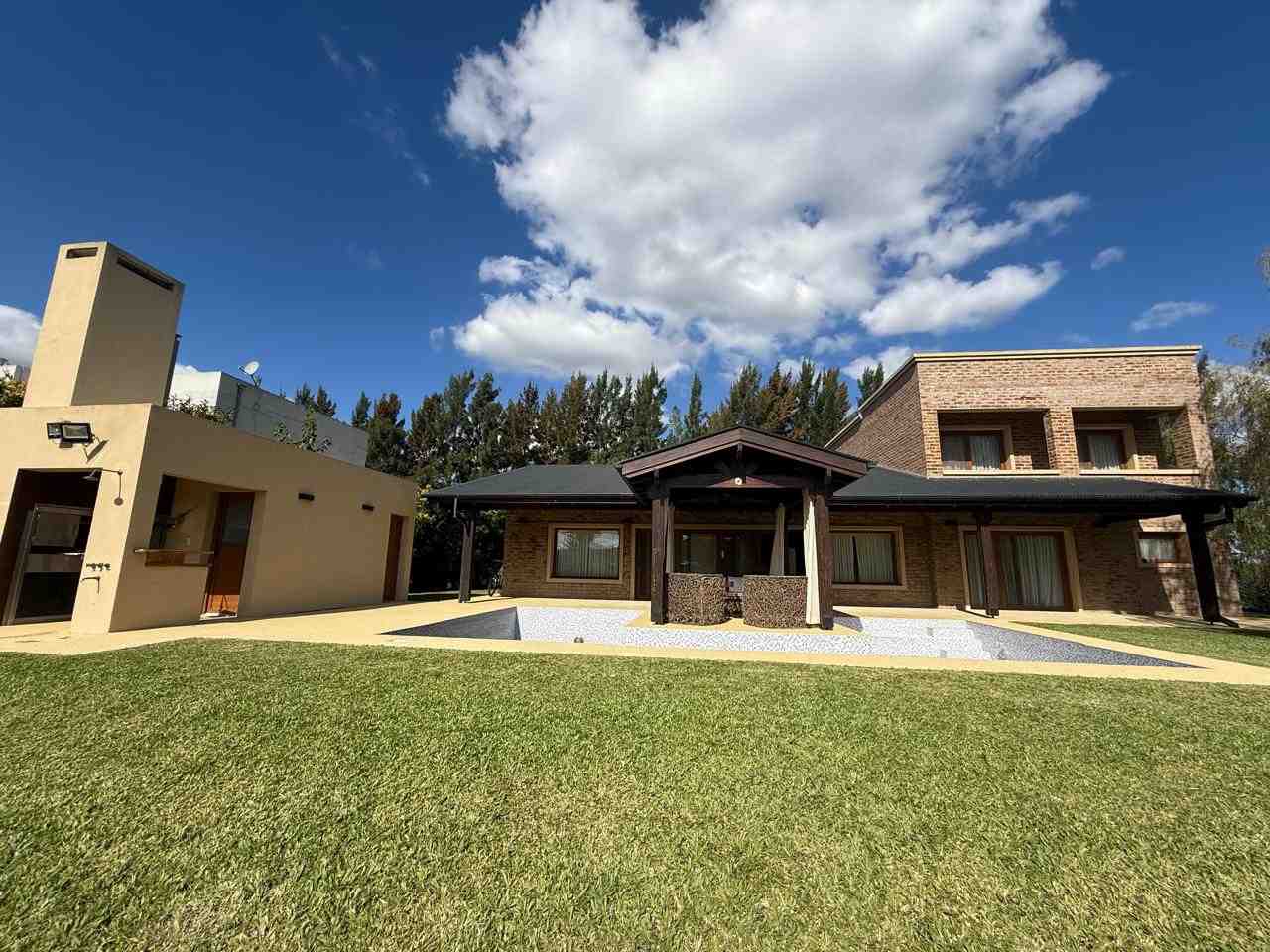 Venta de casa exclusiva en Estancia Smithfield